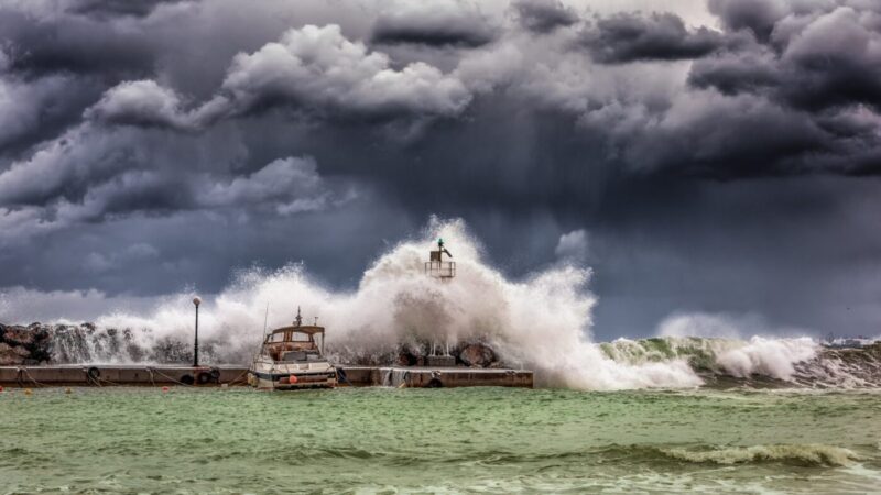 image d'un bateau dans la tempête affrontant les éléments